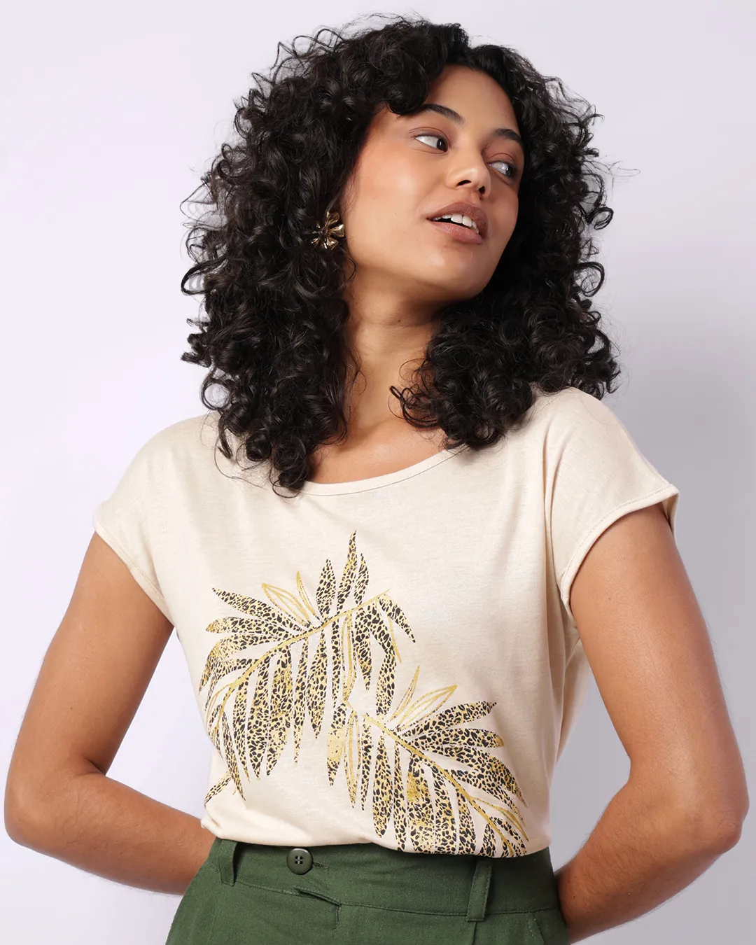 Blusa Feminina Manga Curta Estampa Folhagem Bege