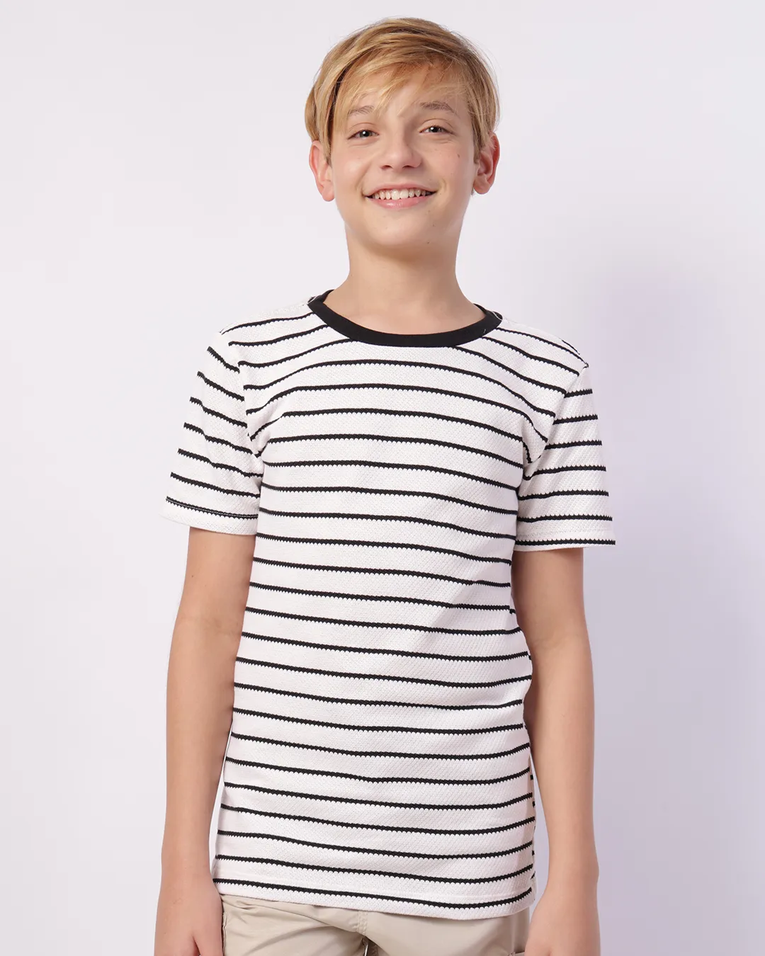 Camiseta Juvenil Texturizada Listrada Manga Curta Branca
