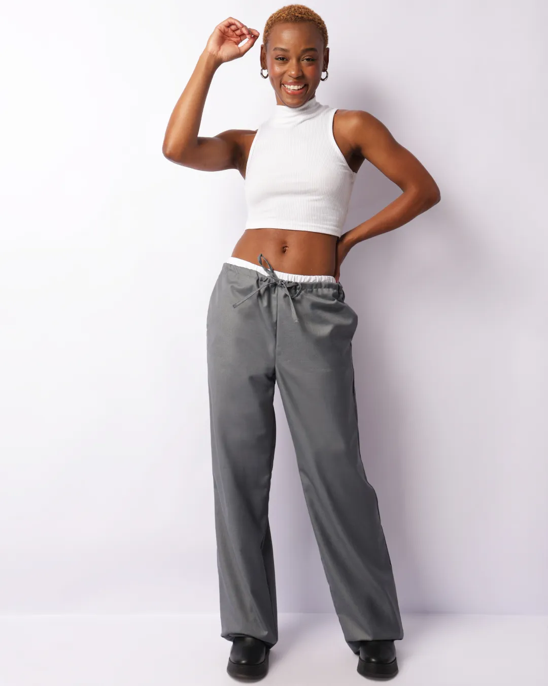 Calça Feminina Reta Cós Duplo Cordão De Ajuste Cinza