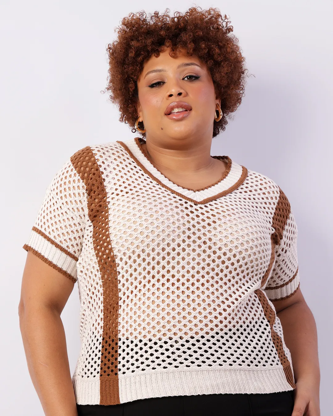 Blusa Plus Size Feminina Tricô Decote V Manga Curta Bege