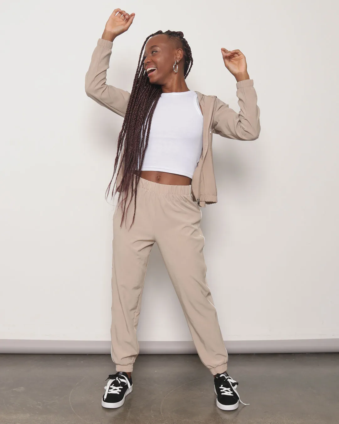 Calça Feminina Jogger Berry & Co. com Listras Laterais Bege