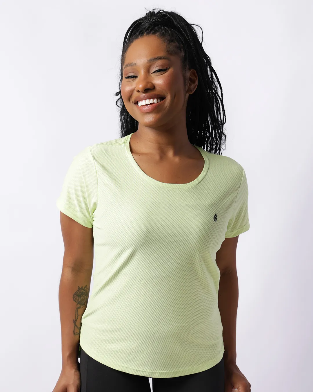 Blusa Fitness Feminina Barra Alongada Manga Curta Verde