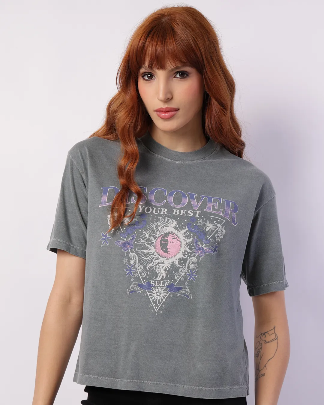 Camiseta Feminina Manga Curta Estampa Discover Cinza