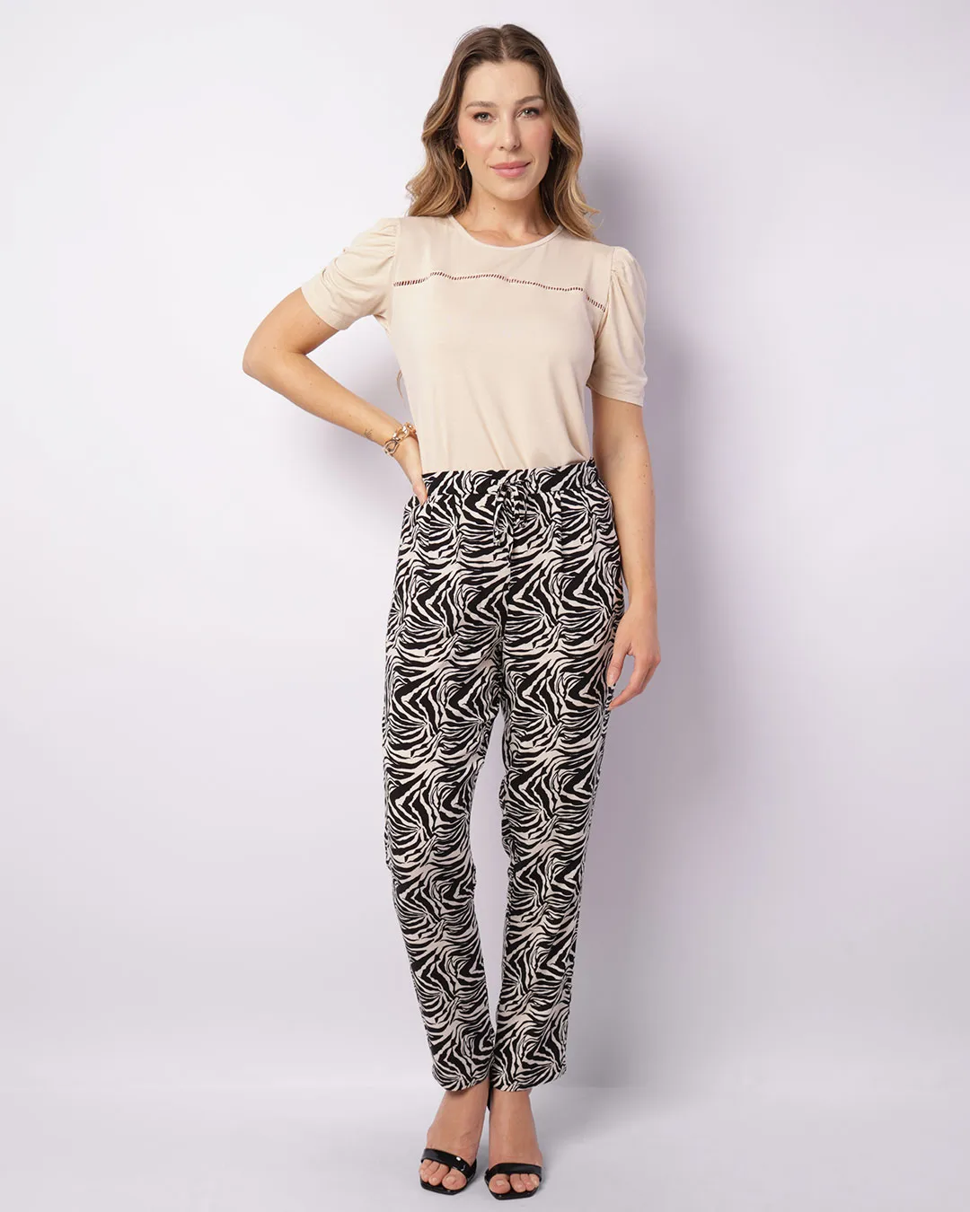 Calça Feminina Berry & Co. Viscose Reta Estampada Bege
