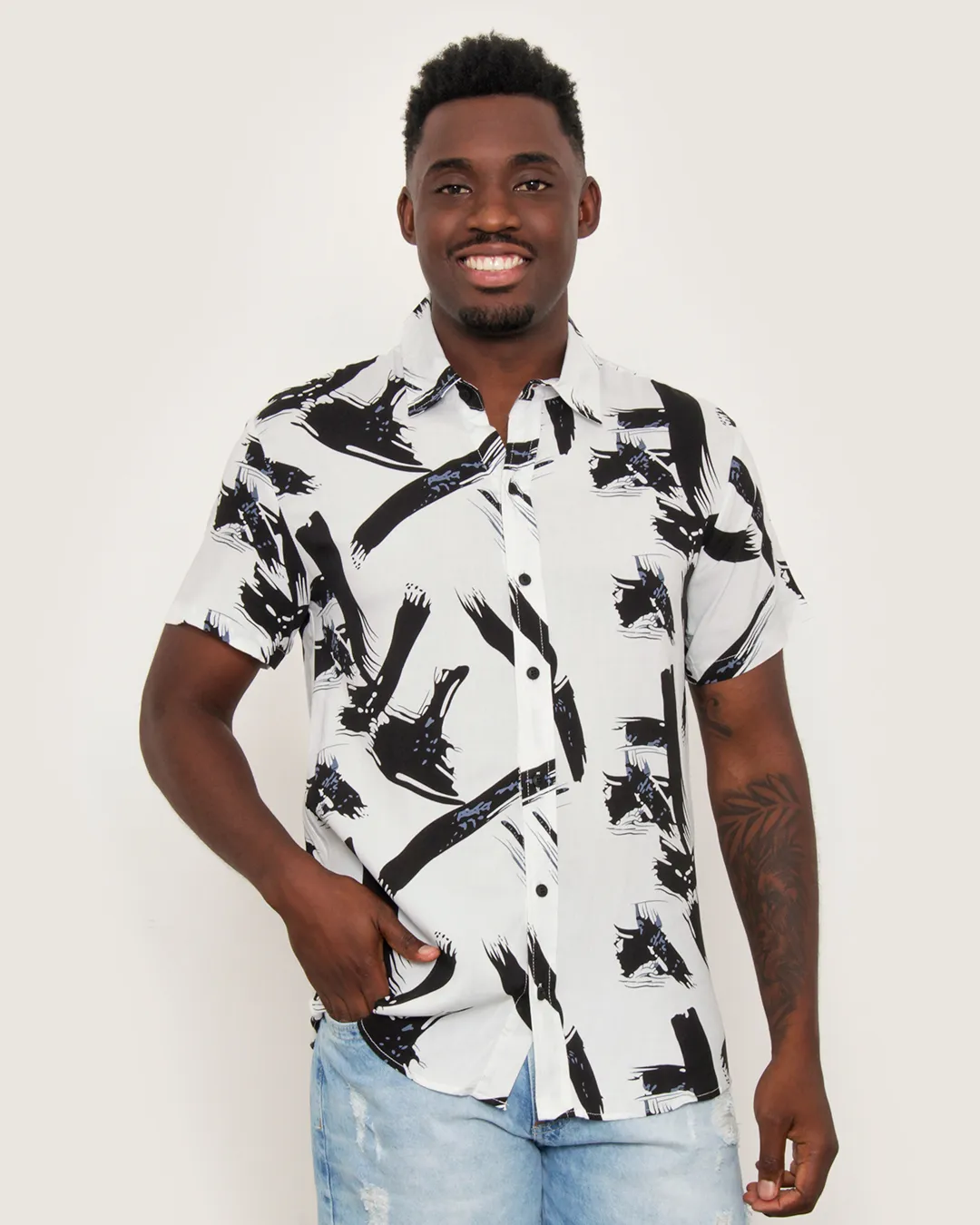 ​Camisa Masculina Manga Curta Viscose Estampada Branca