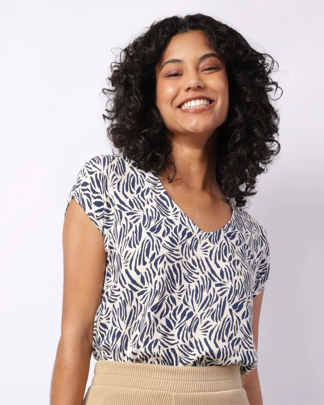 Blusa Feminina Berry & Co. Decote V Estampada Off White