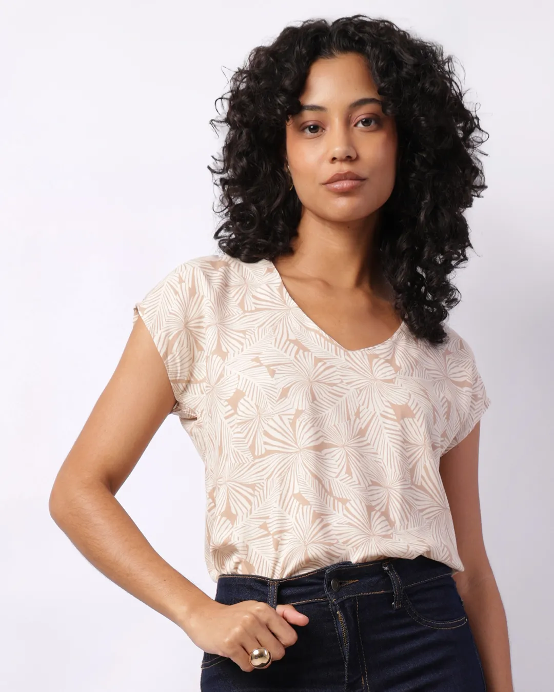 Blusa Feminina Berry & Co. Decote V Estampada Bege