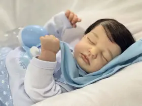 Bebê Reborn Menino Recém Nascido Dormindo Silicone, Toma Banho e Enxoval com 22 Itens Certidão de Nascimento, 50cm de Altura