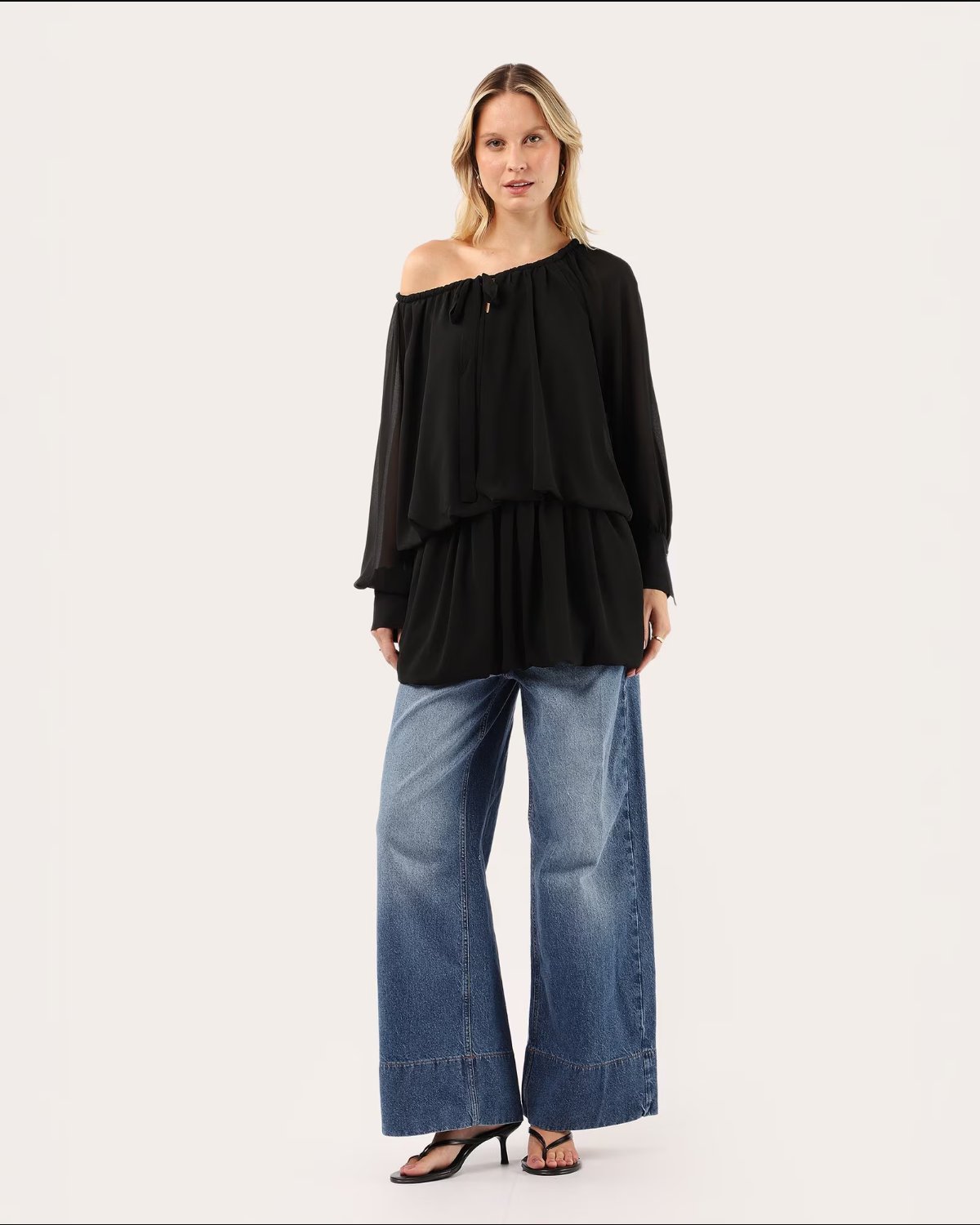 Vestido curto evasê - preto