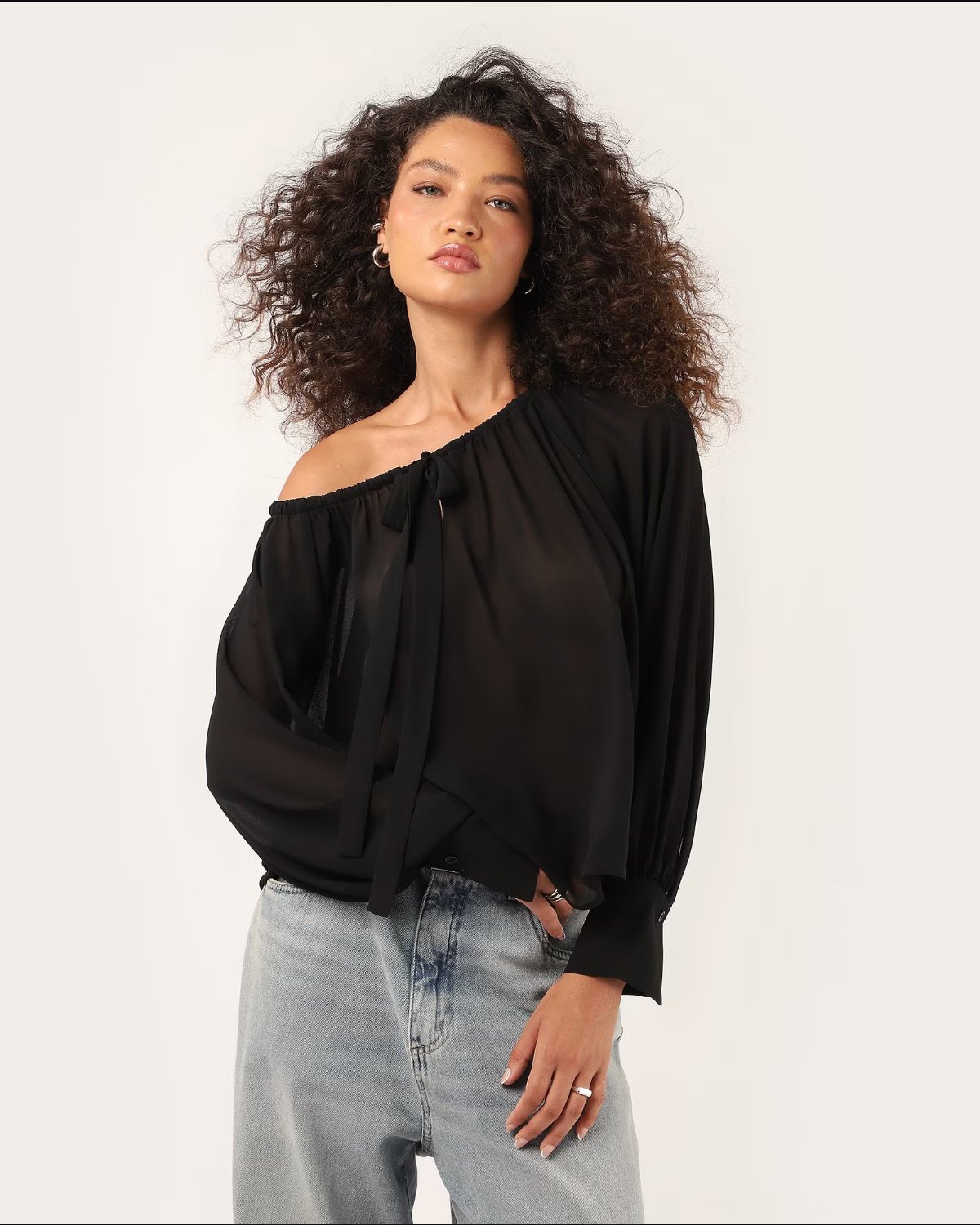 Blusa feminina ombro a ombro em chiffon - Preto