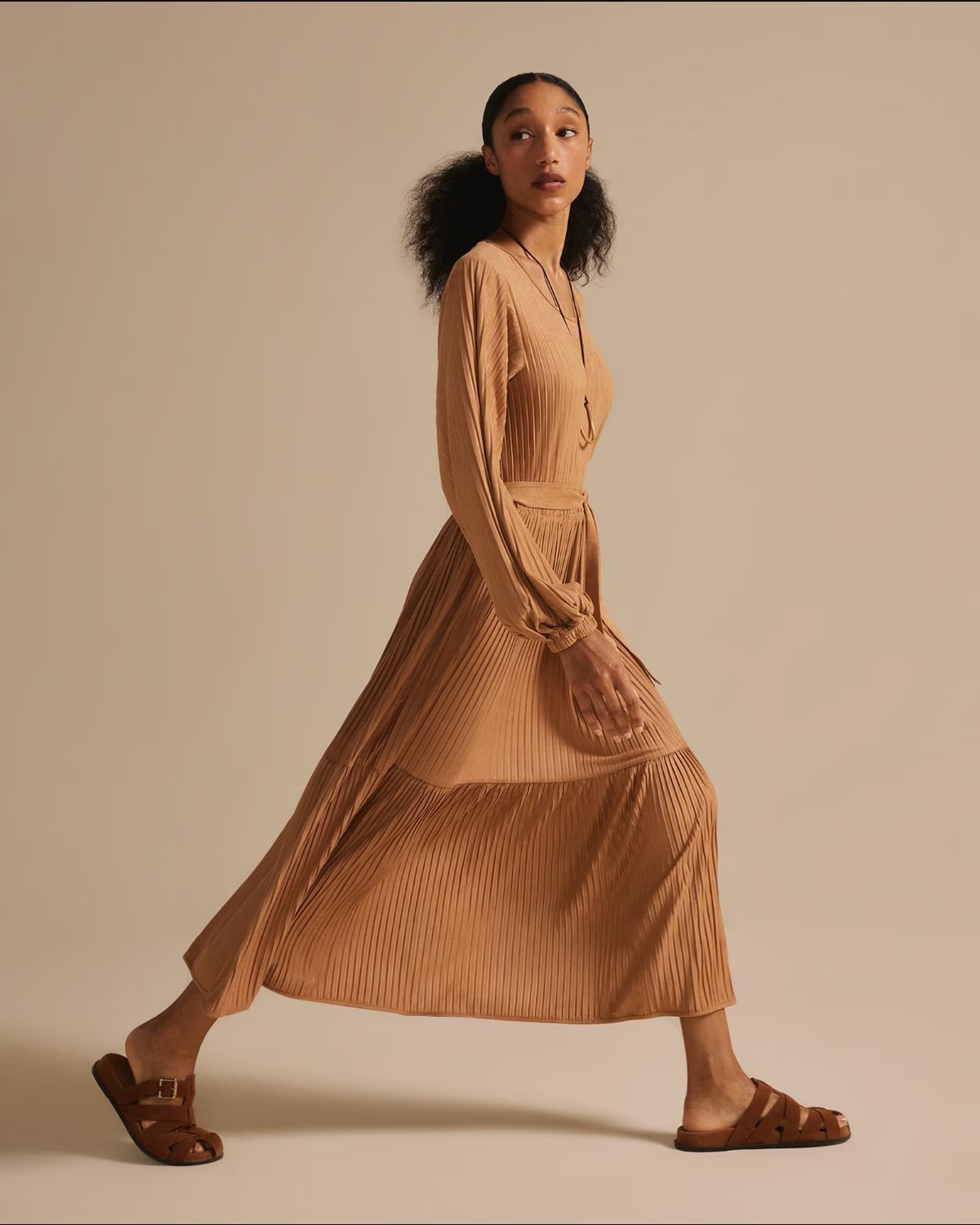 Vestido midi suede plissado A. Niemeyer - marrom