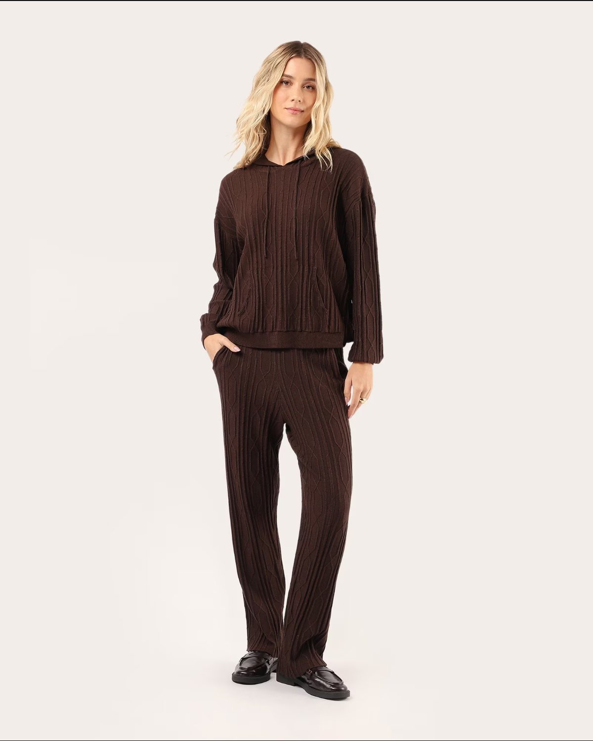 Calça feminina reta com elástico em tricot - Marrom Escuro