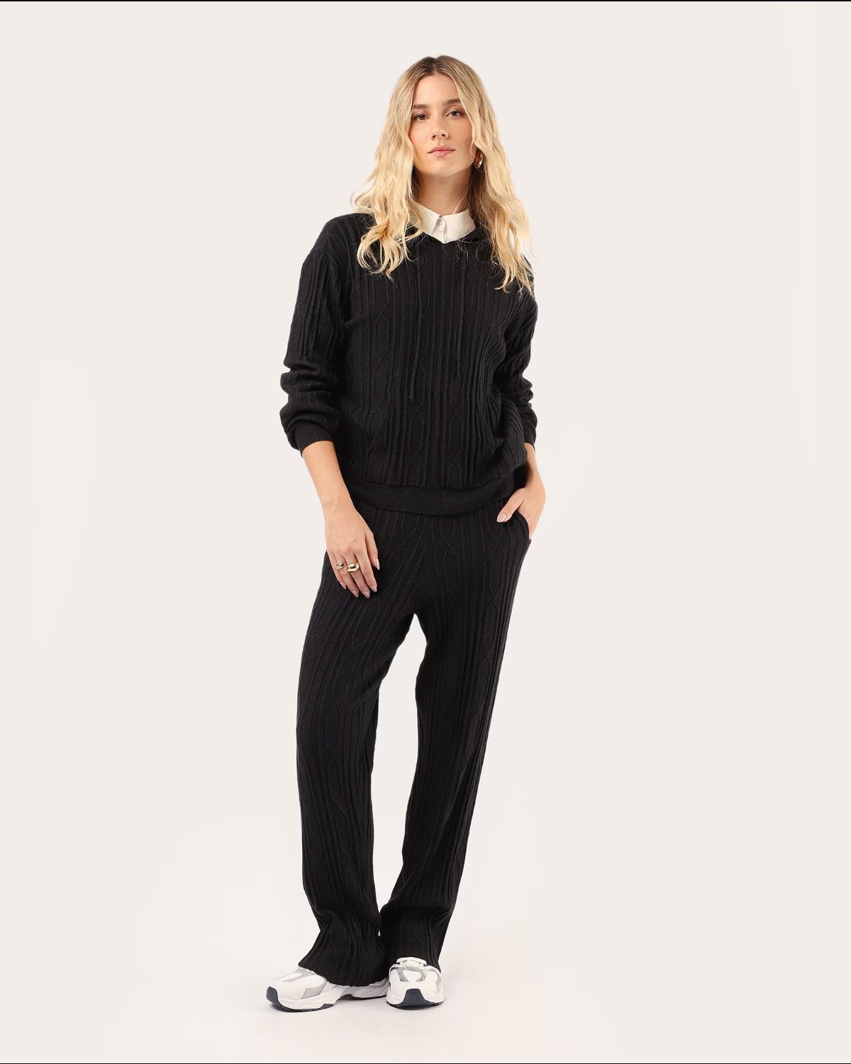 Calça feminina reta com elástico em tricot - Preto